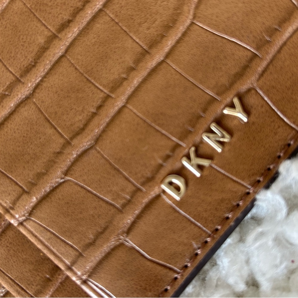 DNKY Women zipper card case.